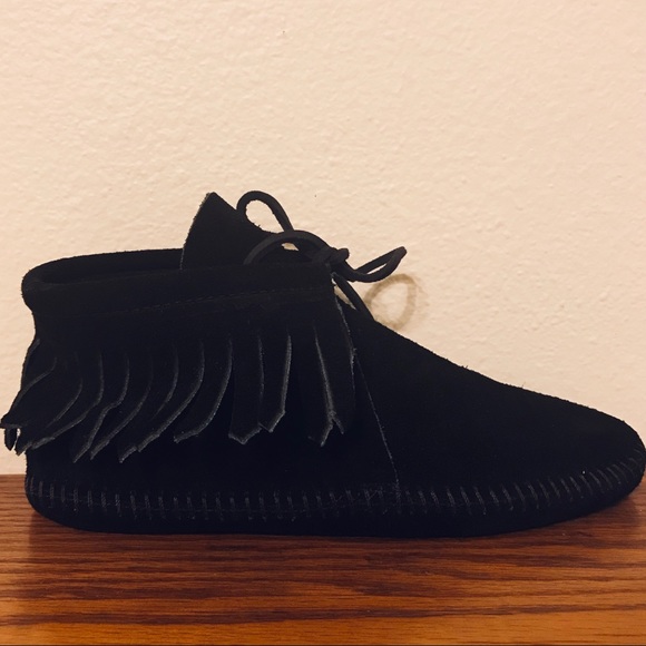 Minnetonka Classic fringe soft sole boot - Picture 2 of 7